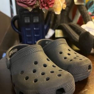 GUC : Crocs : Toddler Classic Clogs (Gray / Kids' Size C7)